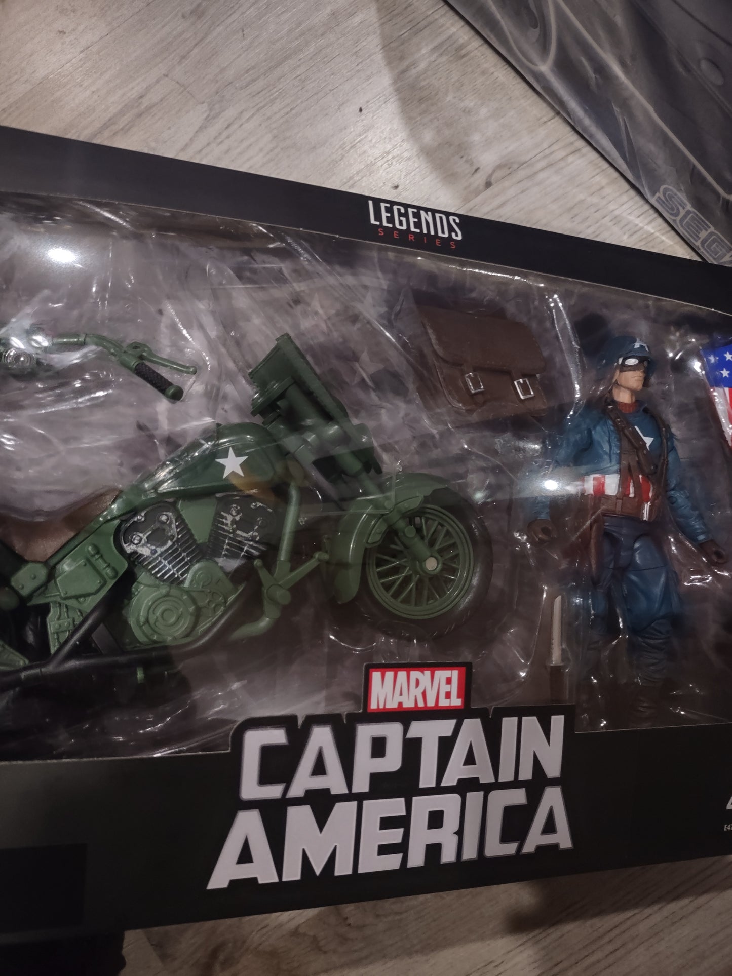 Action figure Marvel Legends captain America con moto 80 years