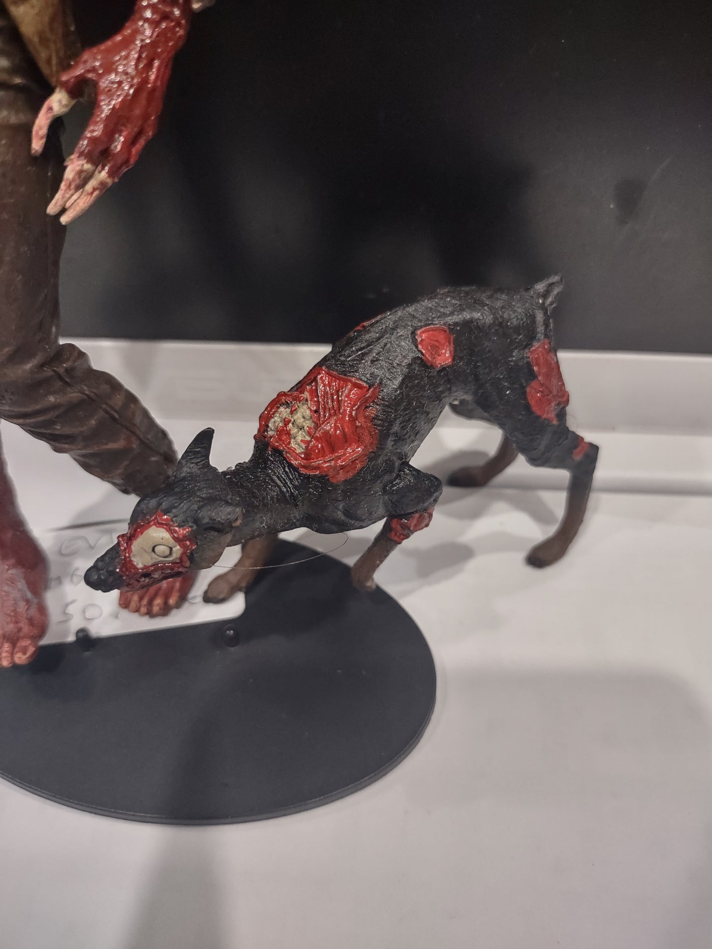 Action figure Resident evil capcom zombie and dog