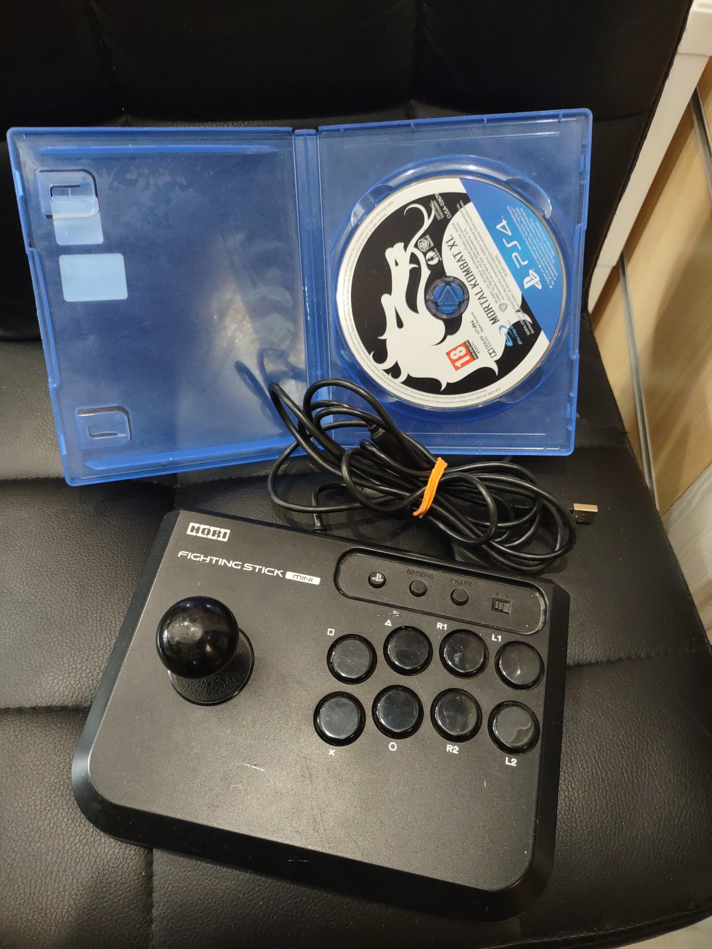 Hori fighting stick mini PlayStation PS4 più gioco mortal Kombat XL