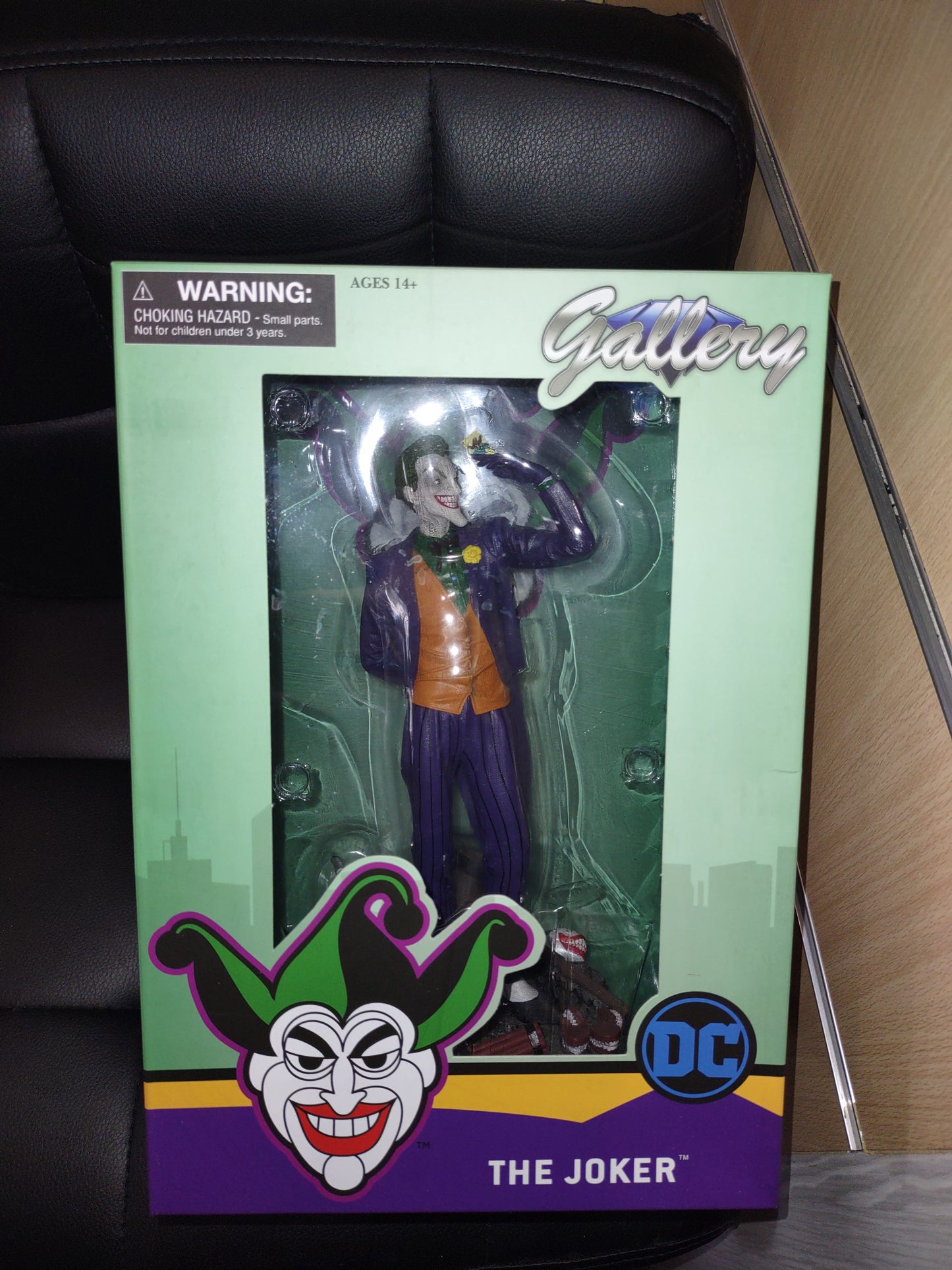 Action figure statua the joker DC comics gallery diamond select Toys