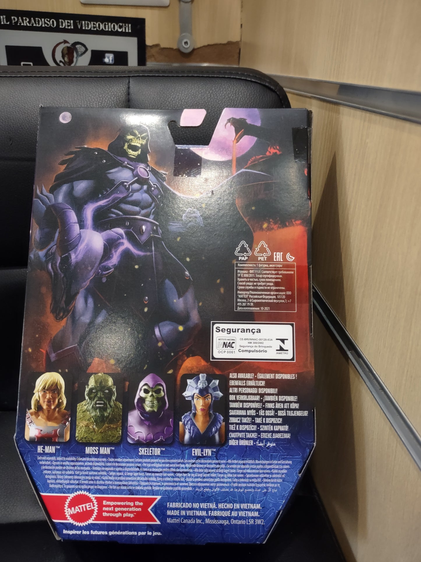 Action figure masters of the universe revelation skeletor