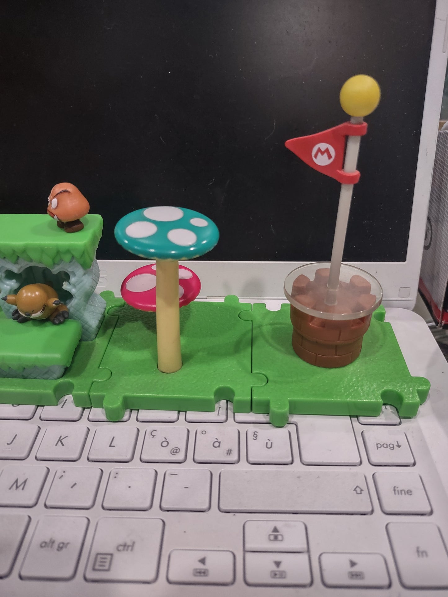Action figures world of Nintendo microland Super Mario Bros diorama
