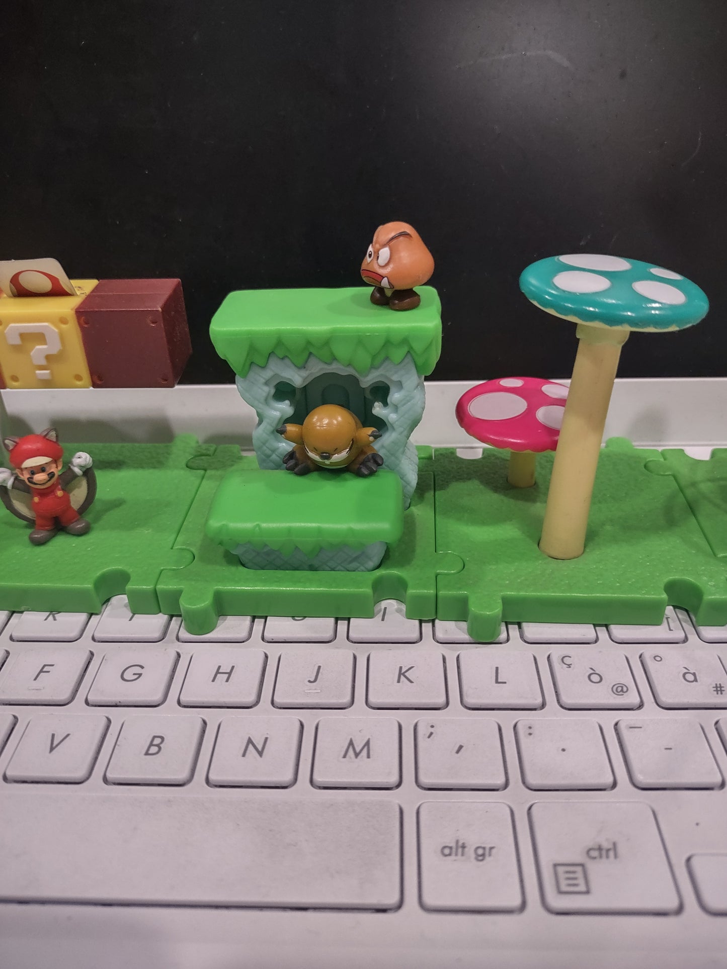 Action figures world of Nintendo microland Super Mario Bros diorama