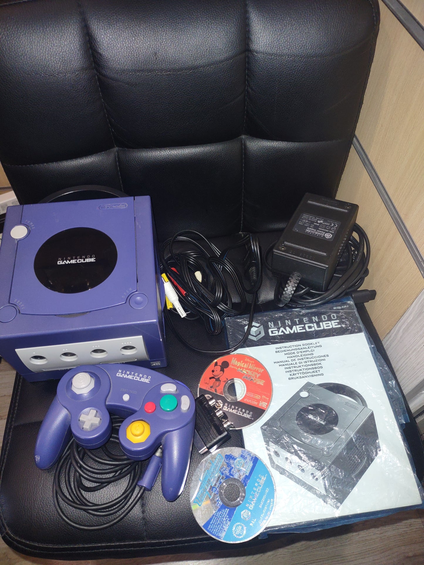 Console Nintendo GameCube con scatola giochi Viola