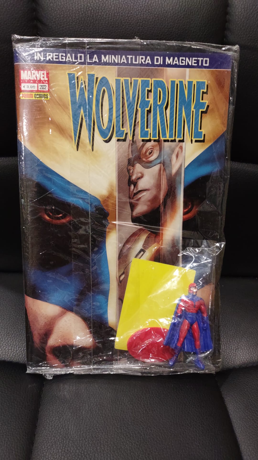 Fumetto Marvel Italia Wolverine 202 con miniatura di magneto